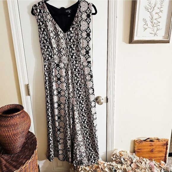 New Nicole Miller Reptile Cropped V- Neck Sleeveless Zipper Back Jumpsuit. - Picture 13 of 16